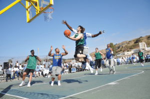 Santa Cruz Warriors GM Kent Lacob making a lay-upas