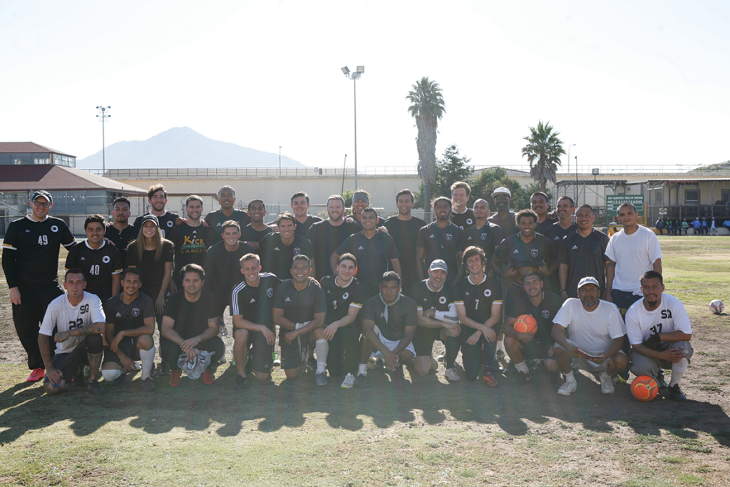 El equipo visitante con los Earthquakes de SQ en la cancha de fútbol de San Quentin