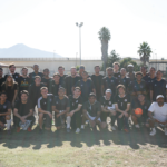 El equipo visitante con los Earthquakes de SQ en la cancha de fútbol de San Quentin