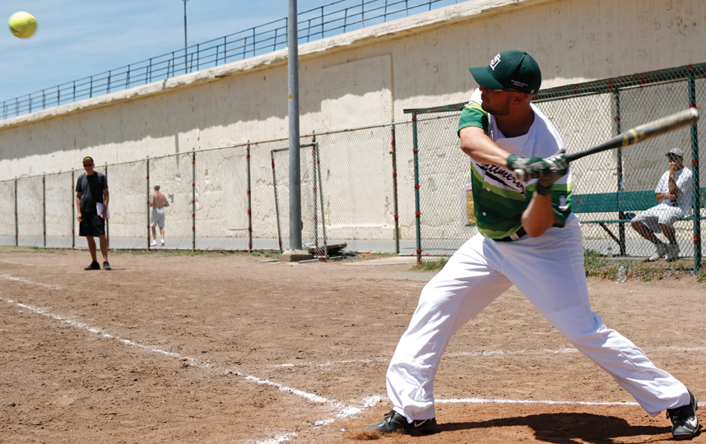 Hardtimer Oscar Acost swinging away