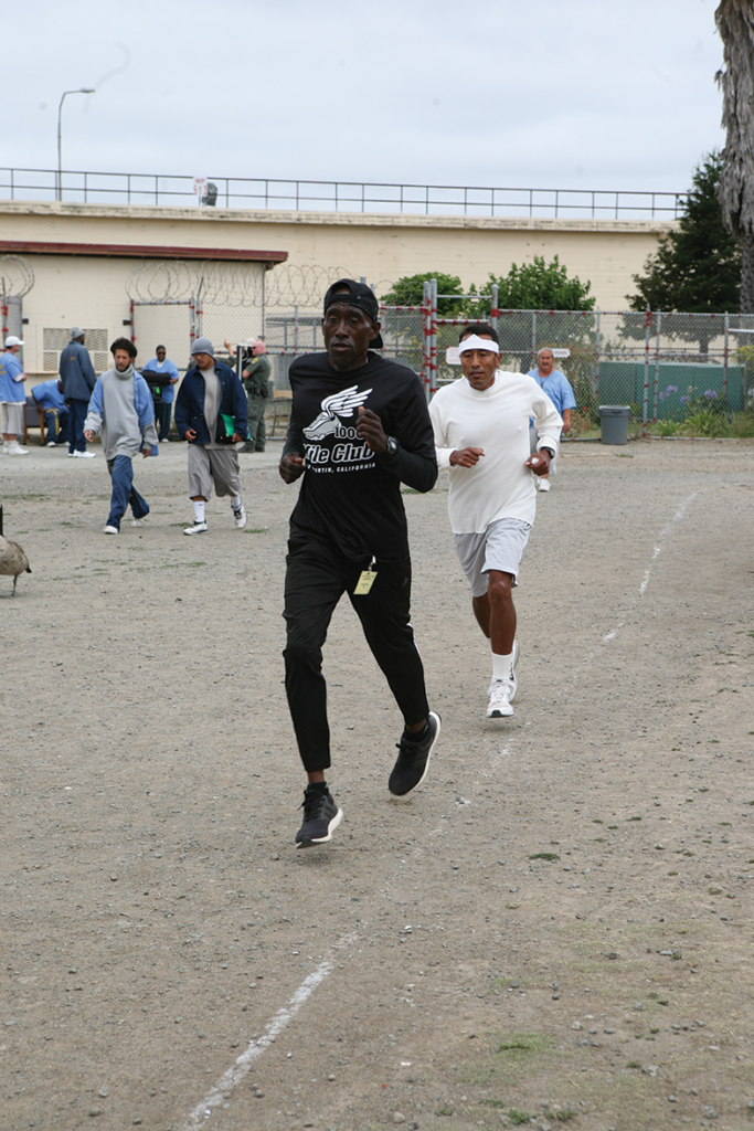 Fidelio Marin corriendo detrás de Markelle Taylor