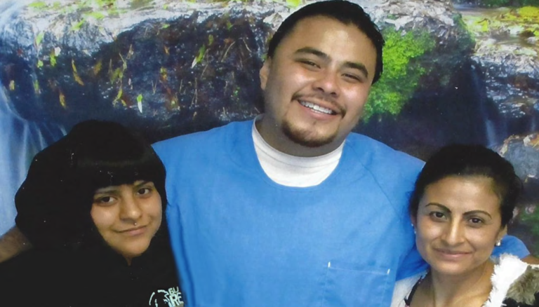 Jennie, Luis y Ojeda y su mamá Lourdes Ortiz