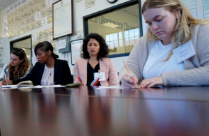 Una organización ofrece información y apoyo a la comunidad recluida