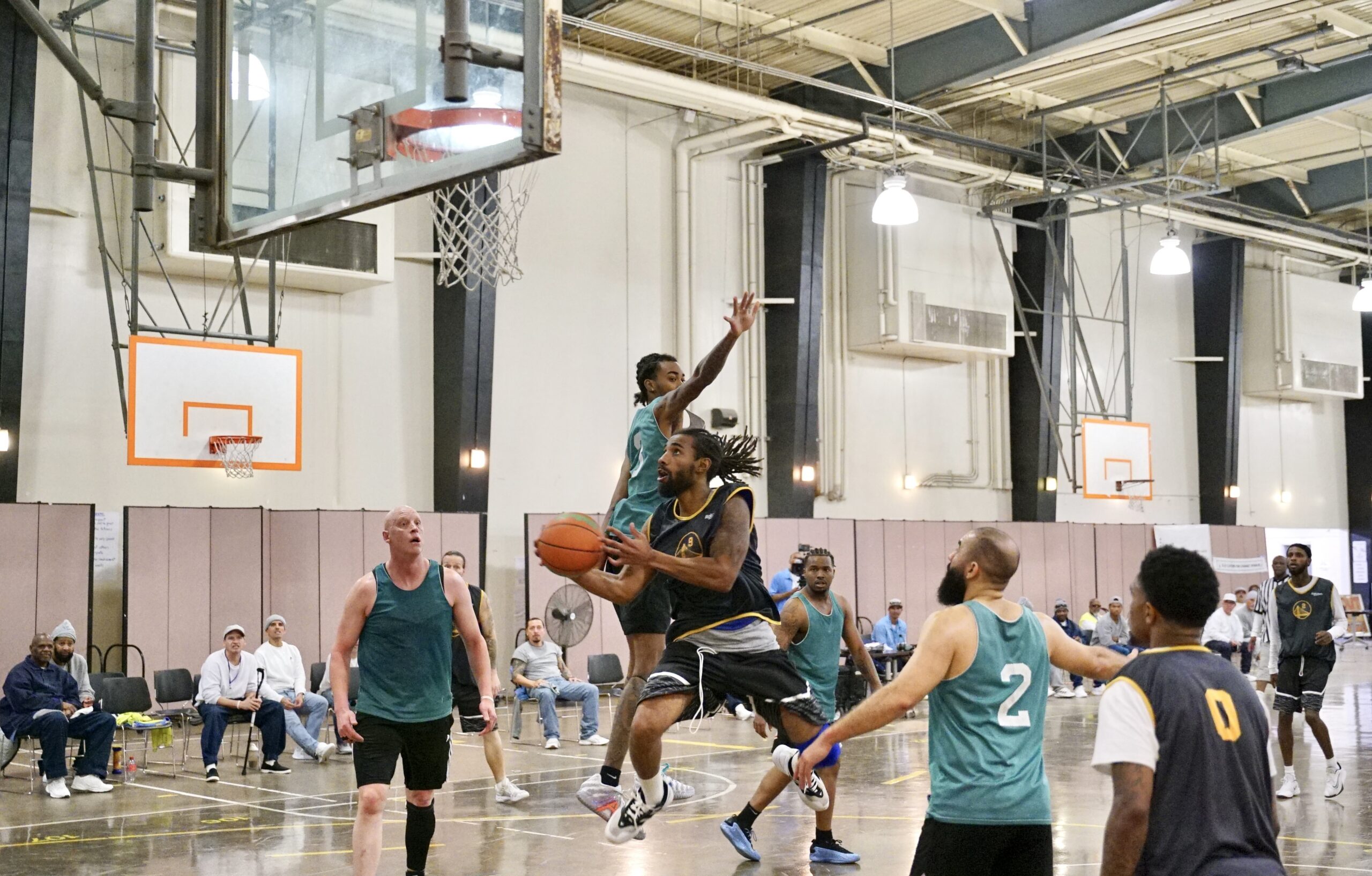 Outside basketball team dominates San Quentin three quarters to only win by fifteen