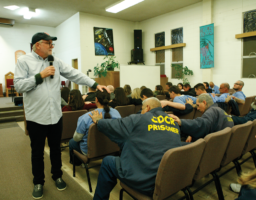 Bob Goff prayer with the audience at the event Bob Goff prayer with the audience at the event
