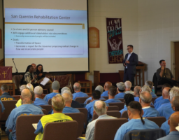 El director de la
prisión Broomfield
presentó las metas del
propuesto cambio